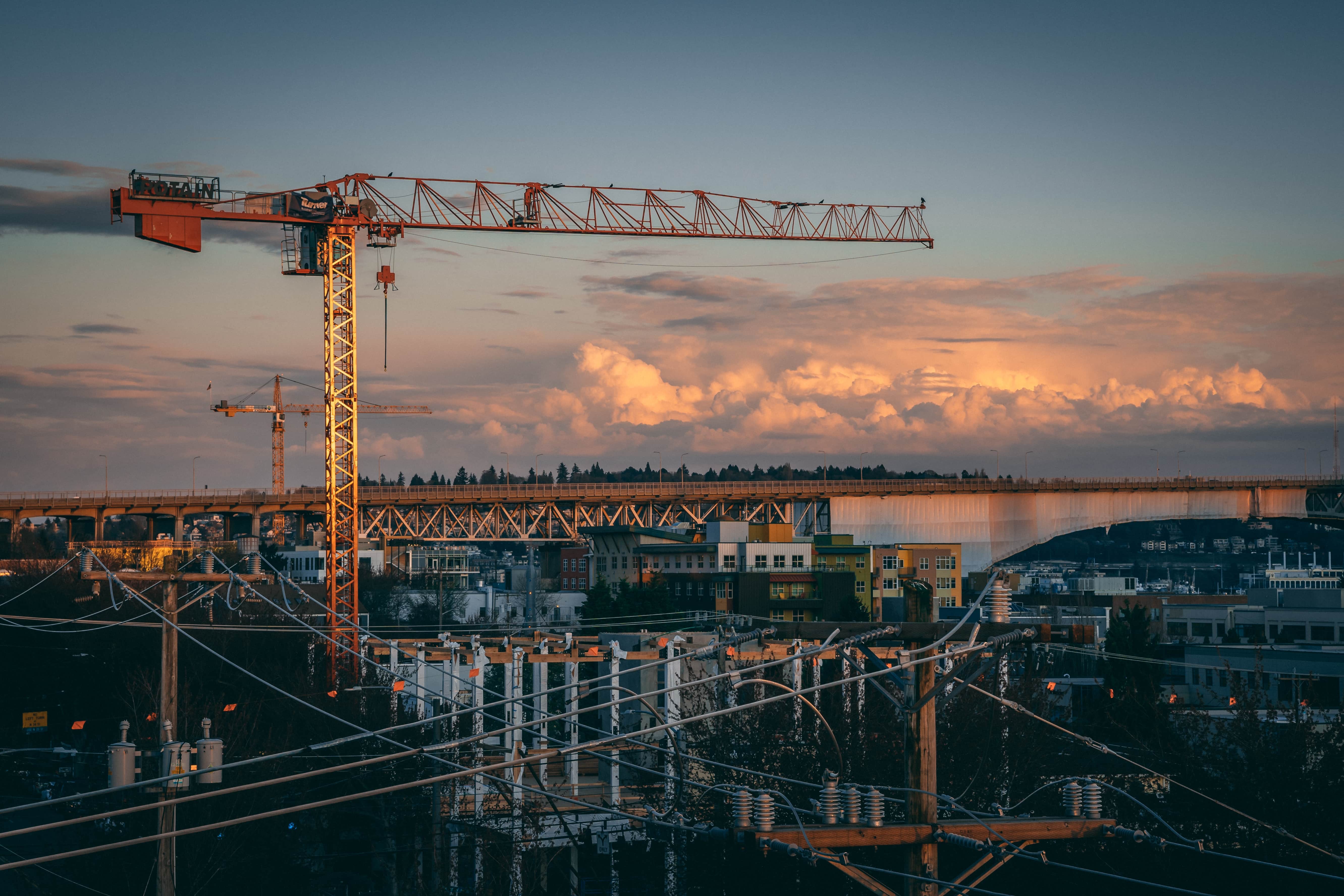 Cantiere edile al tramonto con vista panoramica sulla città