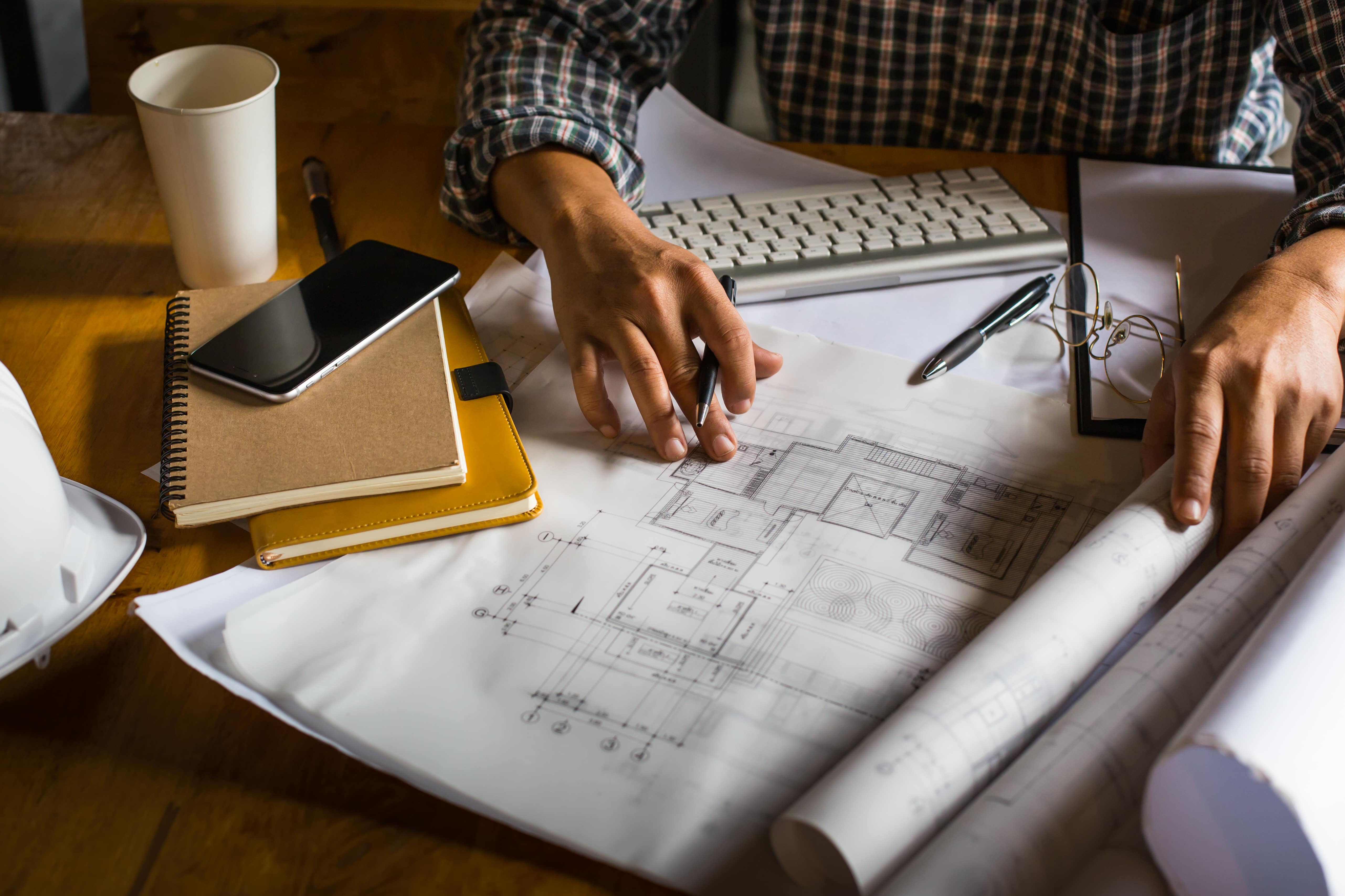 Architetto al lavoro su progetti in uno studio professionale
