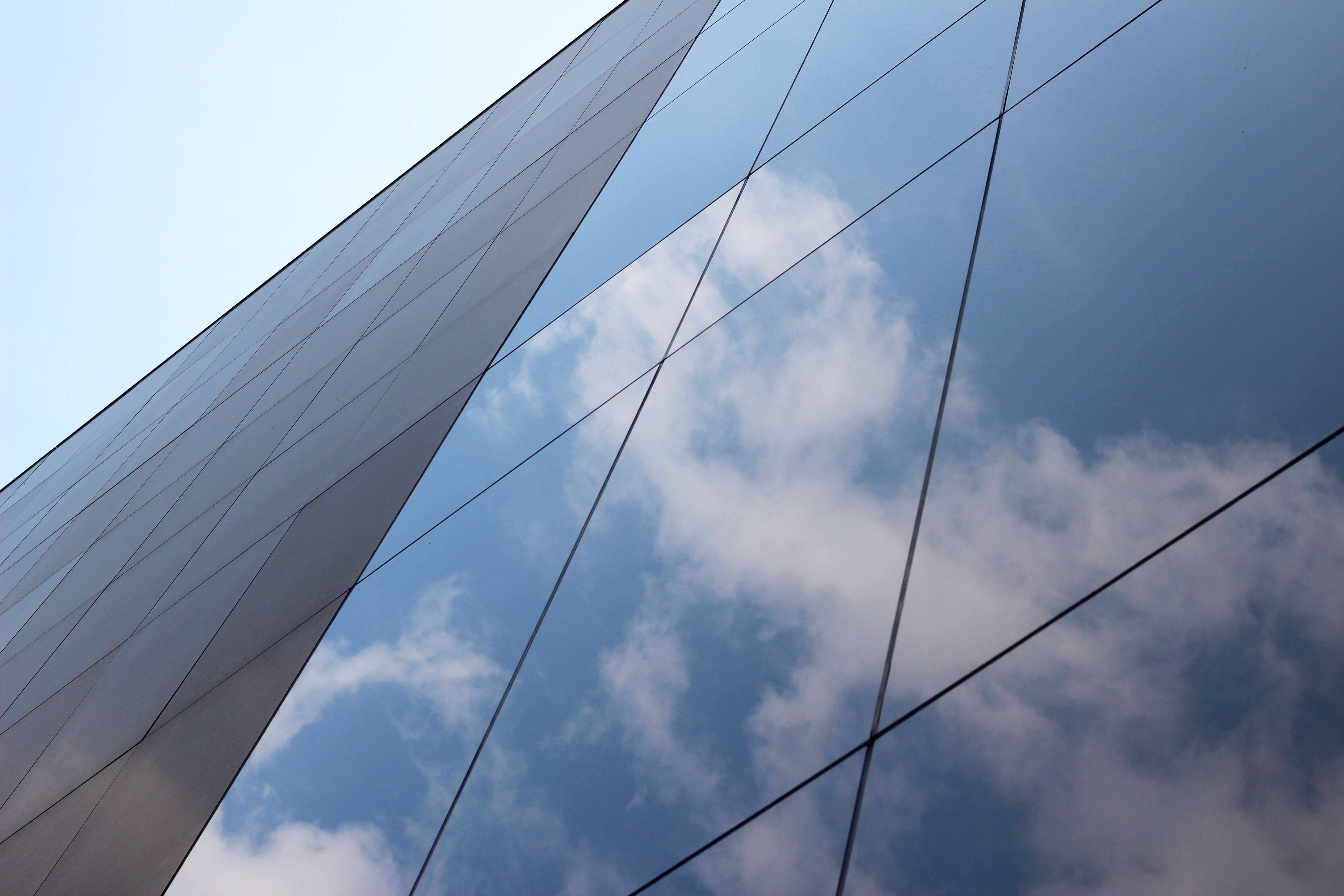Edificio commerciale moderno con riflessi del cielo su vetrate